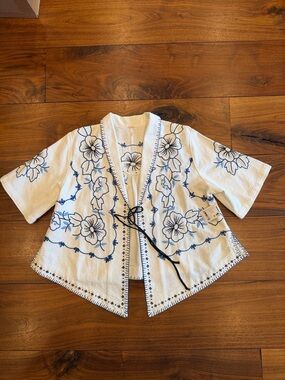 Free People Island Love white linen embroidered top, small, gorgeous! New